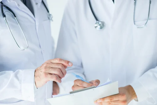 врачи записывают план лечения наркомании